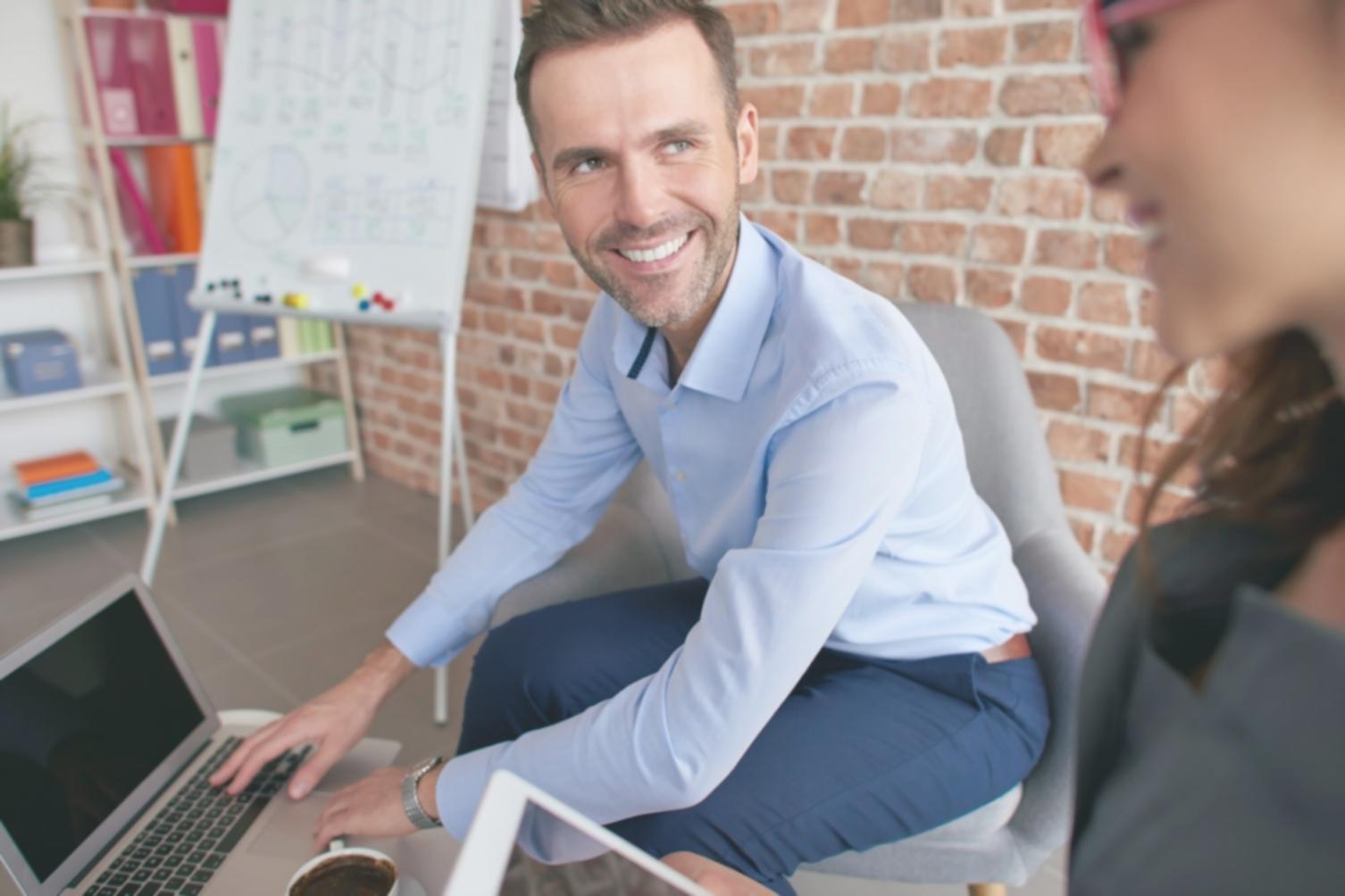 Projektbudget-Analyse am Arbeitsplatz mit Diagrammen und Berechnungen