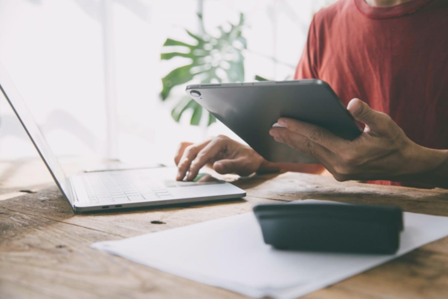 Team-Meeting zur Budgetplanung mit Laptops und Finanzberichten